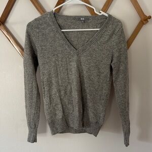 Uniqlo Heather Gray V-Neck Cashmere Sweater XS